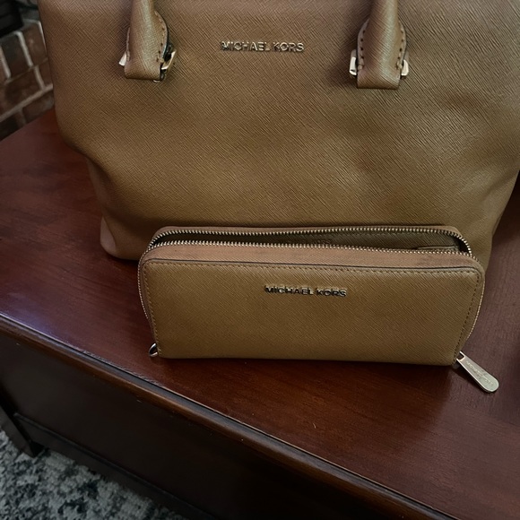 Michael Kors handbag with wallet - Picture 7 of 7